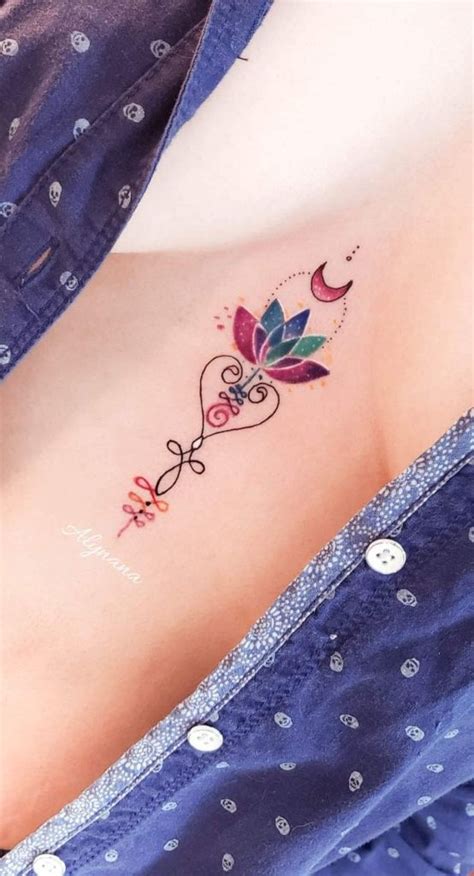 tatuaje entre los senos|Tatuaje en medio de los senos